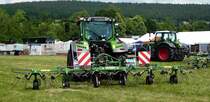 =Fendt 313 Vario mit Fendt-Twister 6606 DN, gesehen auf dem Ausstellungsgelände der Fendt-Freunde Bad Bocklet im Juni 2018