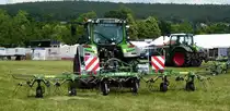 =Fendt 313 Vario mit Fendt-Twister 6606 DN, gesehen auf dem Ausstellungsgelände der Fendt-Freunde Bad Bocklet im Juni 2018