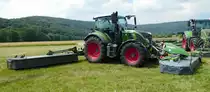 =Fendt 516 Vario mit Fendt Slicer 3670 und Slicer 3060 FP, gesehen auf dem Ausstellungsgelände der Fendt-Freunde Bad Bocklet im Juni 2018