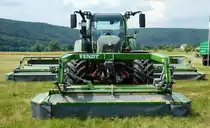=Fendt 724 Vario mit Fendt Slicer 310 FZKC, gesehen auf dem Ausstellungsgelände der Fendt-Freunde Bad Bocklet im Juni 2018