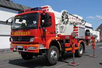 Mercedes-Benz 918 Teleskopmastfahrzeug der Freiwilligen Feuerwehr St. Tönis beim Feuerwehrfest am 14.7.18