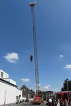 Mercedes-Benz 1524 Drehleiter-Fahrzeug der Freiwilligen Feuerwehr St. Tönis zur Demonstration einer Höhenrettung beim Feuerwehrfest am 14.7.18