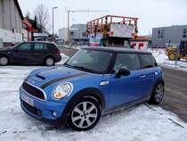 Flott f�hrt der neue Mini aus dem benachbarten Bayern am Messegel�nde von Ried i.I. vor; 090215