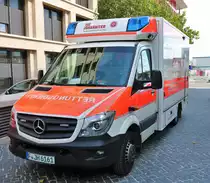 Die Johanniter Mercedes Benz Sprinter RTW (17/85-2) am 11.08.18 beim Osthafen Festival in Frankfurt am Main