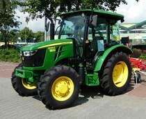 =John Deere 5085 E, ausgestellt bei der Traktorenausstellung  Ahle Bulldogge us Angeschbach oh Lannehuse  in Angersbach im Juni 2018