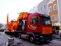 MAN-TGA18.480 karrt den schnaubenden Drachen (bis 6mtr. hoch u. 23mtr. lang)anl�sslich des Faschingumzuges durch die Pl�tze von Ried i.I.; 090215