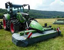 =Fendt 313 Vario mit Frontmähwerk Fendt Slicer 3060 FP, gesehen auf dem Ausstellungsgelände der Fendt-Freunde Bad Bocklet im Juni 2018
