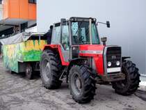 MF1004T hat die TeilnehmerNr26 beim Faschingumzug in Ried i.I. erhalten, und schon wird der Wagen aufger�stet;090215