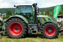 =Fendt 724 Vario, gesehen auf dem Ausstellungsgelände der Fendt-Freunde Bad Bocklet im Juni 2018
