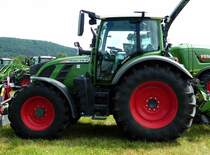 =Fendt 516 Vario, gesehen auf dem Ausstellungsgelände der Fendt-Freunde Bad Bocklet im Juni 2018
