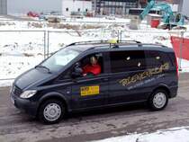 Ein Taxi wirbt beim Faschingsumzug f�r  Nachtschw�rmer-Fahrg�ste  ; 090215