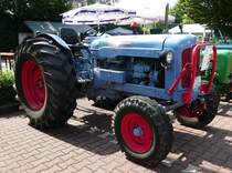 =Fordson Major, ausgestellt bei der Traktorenausstellung  Ahle Bulldogge us Angeschbach oh Lannehuse  in Angersbach im Juni 2018
