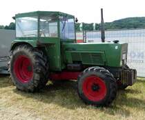 =Fendt Farmer 4 S, gesehen auf dem Ausstellungsgelände der Fendt-Freunde Bad Bocklet im Juni 2018