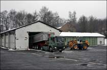 Die Salzvorr�te werden erg�nzt: Ein MAN 18.430 D20 CommonRail der Spedition Schumacher kippt aus einem Langendorf Kippauflieger das Streusalz in die Salzhalle der AM L�denscheid. (17.02.2009)