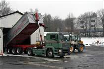 Die Salzvorr�te werden erg�nzt Nr.2:  Ein MAN 18.430 D20 CommonRail der Spedition Schumacher kippt aus einem Langendorf Kippauflieger das Streusalz in die Salzhalle der AM L�denscheid. Das Wetter ist wieder  typisch  sauerl�ndisch;-) (17.02.2009)