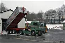 Die Salzvorr�te werden erg�nzt Nr.3:  Ein MAN 18.430 D20 CommonRail der Spedition Schumacher kippt aus einem Langendorf Kippauflieger das Streusalz in die Salzhalle der AM L�denscheid. Das Wetter ist wieder  typisch  sauerl�ndisch;-) (17.02.2009)