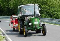 John Deere mit Mähbinder unterwegs auf der B 286 im Juni 2018