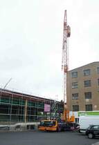 =Liebherr-Autokran von HERMANN & WITTROCK steht auf einer Baustelle in Selb, Juni 2018     
