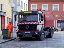 MB1824-Kehrmaschine ist zum Reinemachen nach dem Faschingsumzug am Stelzhamerplatz in Ried i.I. eingetroffen; 090215