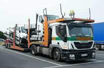 =Iveco Stralis 460-Autotransporter rastet auf dem Autohof Werneck im Juni 2018