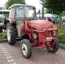 Porsche steht bei der Traktorenausstellung  Ahle Bulldogge us Angeschbach oh Lannehuse  in Angersbach im Juni 2018