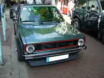 VW Golf 1 GTI des Modelljahres 1983. Die besonders sportlichen Golf GTI Modelle wurden von einem Vierzylinderreihenmotor angetrieben, der aus 1781 cm³ Hubraum 112 PS leistet. Die Höchstgeschwindigkeit wurde seinerzeit von Volkswagen mit 183 km/h bei einem Verbrauch von 10 Litern auf 100 Kilometern angegeben. 10. Dukes of Downtown am 01.09.2018 in Essen-Rüttenscheid.
