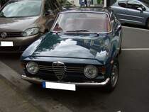 Alfa Romeo GT Giulia Sprint Veloce. Als GT kam dieses Modell Anfang der 1960´er Jahre auf den Markt. Im Jahr 1966 kam dann das sportliche Spitzenmodell GT Sprint Veloce zu den Alfa Romeo Händlern. Der Vierzylinderreihenmotor hat einen Hubraum von 1570 cm³ und leistet 109 PS. Die Höchstgeschwindikeit wurde vom Werk in Mailand mit 188 km/h angeboten. Essen-Rüttenscheid am 01.09.2018.