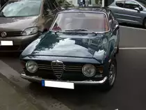 Alfa Romeo GT Giulia Sprint Veloce. Als GT kam dieses Modell Anfang der 1960´er Jahre auf den Markt. Im Jahr 1966 kam dann das sportliche Spitzenmodell GT Sprint Veloce zu den Alfa Romeo Händlern. Der Vierzylinderreihenmotor hat einen Hubraum von 1570 cm³ und leistet 109 PS. Die Höchstgeschwindikeit wurde vom Werk in Mailand mit 188 km/h angeboten. Essen-Rüttenscheid am 01.09.2018.