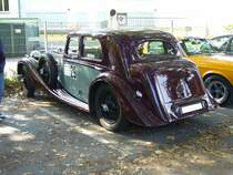 Alvis Speed 25 SB Limousine, gebaut in Englands Autometropole Coventry von 1936 bis 1940. Das Modell war als Saloon (Limousine, siehe Foto), als Cabriolet und offener Sporttourenwagen lieferbar. Als technische Besonderheiten dieses sind ein vollsynchronisiertes Getriebe, ein Bremskraftverstärker und Einzelradaufhängung zu nennen. Die Firma Alvis lieferte nur die Chassis aus, die dann bei den entsprechenden Coachworkern aufgebaut wurden. Die Limousinemodelle wurden bei Charlesworth, ebenfalls in Coventry aufgebaut. Der Sechszylinderreihenmotor hat einen Hubraum von 3571 cm³ und leistet 112 PS. Von den rund 100 gebauten Limousinen sollen noch ca. 30 Stück existent sein. 10. Dukes of Downtown am 01.09.2018 in Essen-Rüttenscheid.