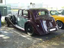 Alvis Speed 25 SB Limousine, gebaut in Englands Autometropole Coventry von 1936 bis 1940. Das Modell war als Saloon (Limousine, siehe Foto), als Cabriolet und offener Sporttourenwagen lieferbar. Als technische Besonderheiten dieses sind ein vollsynchronisiertes Getriebe, ein Bremskraftverstärker und Einzelradaufhängung zu nennen. Die Firma Alvis lieferte nur die Chassis aus, die dann bei den entsprechenden Coachworkern aufgebaut wurden. Die Limousinemodelle wurden bei Charlesworth, ebenfalls in Coventry aufgebaut. Der Sechszylinderreihenmotor hat einen Hubraum von 3571 cm³ und leistet 112 PS. Von den rund 100 gebauten Limousinen sollen noch ca. 30 Stück existent sein. 10. Dukes of Downtown am 01.09.2018 in Essen-Rüttenscheid.