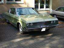 Chrysler Newport Custom des Jahrganges 1968. Von diesem Coupemodell wurden im Jahr 1968 38.317 Einheiten gefertigt. Bei der Motorisierung konnte der Kunde zwischen einem 6.3 und einem 7.2 Liter V8-motor wählen. Der Farbton müsste sich Amber Sherwood metallic nennen. 10. Duke of Downtown am 01.09.2018 in Essen-Rüttenscheid.