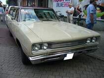 Dodge Coronet Station Wagon des Modelljahres 1969. Der abgelichtete Station Wagon ist im Farbton DT2418 cream lackiert. Die Coronet Modelle des Jahrganges 1969 konnten mit einem 6-Zylinderreihenmotor mit 3.7l Hubraum und 145 PS, sowie vier V8-motoren mit 5.2l, 6.3l, 7.0l und 7.2l, die zwischen 230 PS und 425 PS leisten, bestellt werden. 10. Duke of Downtown am 01.09.2018 in Essen-Rüttenscheid.
