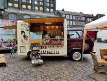 =VW T3 einer Kaffeerösterei steht in Lübeck auf dem Marktplatz im September 2018