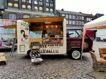 =VW T3 einer Kaffeerösterei steht in Lübeck auf dem Marktplatz im September 2018