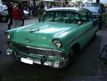 Chevrolet Series 2400C Bel Air Sedan des Modelljahres 1956. Von dieser Ausstattungs- und Karosserieversion verkaufte Chevrolet im Jahr 1956 269.798 Fahrzeuge. Der Grundpreis dieses Modelles betrug US$ 2068,00. Motorisiert ist dieses, im Farbton pinecrest green lackierte Auto, mit einem V8-motor der aus 4342 cm³ Hubraum 162 PS leistet. 10. Dukes of Downtown in Essen-Rüttenscheid am 01.09.2018.