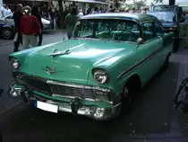 Chevrolet Series 2400C Bel Air Sedan des Modelljahres 1956. Von dieser Ausstattungs- und Karosserieversion verkaufte Chevrolet im Jahr 1956 269.798 Fahrzeuge. Der Grundpreis dieses Modelles betrug US$ 2068,00. Motorisiert ist dieses, im Farbton pinecrest green lackierte Auto, mit einem V8-motor der aus 4342 cm³ Hubraum 162 PS leistet. 10. Dukes of Downtown in Essen-Rüttenscheid am 01.09.2018.