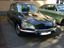 Citroen DS21. 1965 - 1971. Die abgelichtete DS21 mit dem Faltschiebedach entstammt dem Modelljahr 1967. Der Vierzylinderreihenmotor hat einen Hubraum von 2175 cm³ und leistet 100 PS. Als Höchstgeschwindigkeit gab man am Quai de Javel 175 km/h an. 10. Dukes of Downtow am 01.09.2018 in Essen-Rüttenscheid.