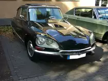 Citroen DS21. 1965 - 1971. Die abgelichtete DS21 mit dem Faltschiebedach entstammt dem Modelljahr 1967. Der Vierzylinderreihenmotor hat einen Hubraum von 2175 cm³ und leistet 100 PS. Als Höchstgeschwindigkeit gab man am Quai de Javel 175 km/h an. 10. Dukes of Downtow am 01.09.2018 in Essen-Rüttenscheid.