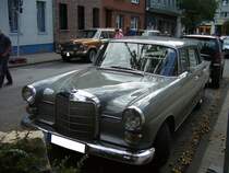 Mercedes Benz W110 200D, gebaut von Februar 1965 bis Februar 1968. Ein solcher 200D stand mit einem Grundpreis von DM 11.500,00 in den Preislisten der Händler. Der Vierzylinderreihendieselmotor hat einen Hubraum von 1988 cm³ und leistet 55 PS. Bei einem Verbrauch von 9 Litern Dieselkraftstoff auf 100 Kilometern, soll der 200D eine Höchstgeschwindigkeit von 130 km/h erreicht haben. 10. Dukes of Downtown am 01.09.2018 in Essen-Rüttenscheid.