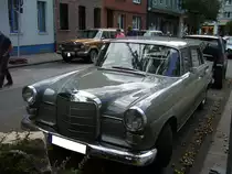 Mercedes Benz W110 200D, gebaut von Februar 1965 bis Februar 1968. Ein solcher 200D stand mit einem Grundpreis von DM 11.500,00 in den Preislisten der Händler. Der Vierzylinderreihendieselmotor hat einen Hubraum von 1988 cm³ und leistet 55 PS. Bei einem Verbrauch von 9 Litern Dieselkraftstoff auf 100 Kilometern, soll der 200D eine Höchstgeschwindigkeit von 130 km/h erreicht haben. 10. Dukes of Downtown am 01.09.2018 in Essen-Rüttenscheid.