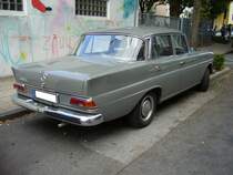 Heckansicht eines Mercedes Benz W110 200D. 1965 - 1968. 10. Dukes of Downtown am 01.09.2018 in Essen-Rüttenscheid.