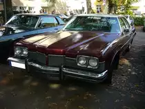 Pontiac Catalina fourdoor Sedan des Modelljahres 1973. Der Wagen ist im Farbton fire coral bronce lackiert. Unter der Haube verrichtet ein V8-motor seinen Dienst, der in folgenden Leistungsvarianten geordert werden konnte: 6555 cm³ Hubraum mit 300 PS und 7456 cm³ Hubraum mit 280 PS oder 325 PS. 10. Dukes of Downtown in Essen-Rüttenscheid am 01.09.2018.