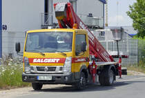 Nissan NT 400 mit Salgert Hebebühne bei Euskirchen - 13.07.2018