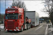 F�r Liebhaber von \8/ und Schweden-POWER: In der letzten Zeit sind regelm��ig Schwertransporte in Form Geb�udetransporten vom Hersteller Cadalto durch das Sauerland unterwegs. Den Transport f�hrt haupts�chlich das Schwerlastunternehmen MERKUR aus Sonsbeck/Niederrhein durch. Am 18.02.2009 warten gleich F�nf Transporte auf dem Rasthof Sauerland-Ost um in der Nacht weiter in Richtung Norden zufahren. Hier im Bild ein SCANIA R620 \8/.
