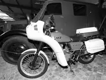 Ein Polizeimotorrad MZ ETZ-250 steht im Sächsischen Nutzfahrzeugmuseum Hartmannsdorf. (August 2018)