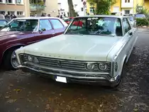 Chrysler Newport fourdoor Sedan des Modelljahres 1966 im Farbton persian white. Der Newport war das Basismodell der Chrysler Fullsizemodelle dieses Jahrganges. Der geneigte Käufer konnte zwischen drei verschiedenen V8-motorisierungen wählen: 6286 cm³ Hubraum mit 274 PS, 7206 cm³ Hubraum mit 370 PS und 7206 cm³ Hubraum mit 370 PS. 10. Dukes of Downtown am 01.09.2018 in Essen-Rüttenscheid.