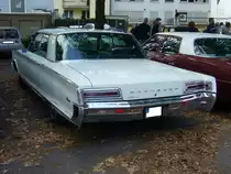 Heckansicht eines Chysler Newport fourdoor Sedan des Modelljahres 1966. 10. Dukes of Downtown am 01.09.2018 in Essen-Rüttenscheid.