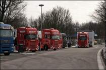 Die MERKURs stehen auf dem Rasthof Sauerland-Ost und warten auf die Nacht. (18.02.2009)