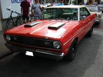 Plymouth Scamp aus dem Modelljahr 1972. Das sportliche Coupe Scamp wurde 1971 vorgestellt und basierte auf dem Mittelklassemodell Valiant. Wie Anfang der 1970´er Jahre üblich, konnte der geneigte Käufer wieder zwischen mehreren Motorisierungen wählen: Sechszylinderreihenmotoren mit einem Hubraum von 3249 cm³ und 100 PS und 3682 cm³ und 110 PS, sowie V8-motoren mit 5210 cm³ Hubraum und 150 PS oder 5563 cm³ Hubraum mit 245 PS. 10. Dukes of Downtown am 01.09.2018 in Essen-Rüttenscheid.
