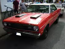 Plymouth Scamp aus dem Modelljahr 1972. Das sportliche Coupe Scamp wurde 1971 vorgestellt und basierte auf dem Mittelklassemodell Valiant. Wie Anfang der 1970´er Jahre üblich, konnte der geneigte Käufer wieder zwischen mehreren Motorisierungen wählen: Sechszylinderreihenmotoren mit einem Hubraum von 3249 cm³ und 100 PS und 3682 cm³ und 110 PS, sowie V8-motoren mit 5210 cm³ Hubraum und 150 PS oder 5563 cm³ Hubraum mit 245 PS. 10. Dukes of Downtown am 01.09.2018 in Essen-Rüttenscheid.